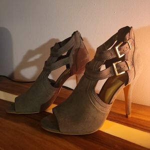 LC Lauren Conrad Grey Sweetheart heels Size 8.5